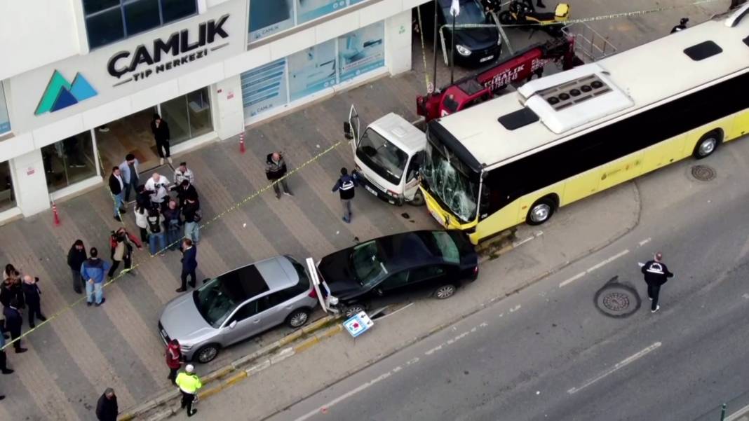 Motosikletliyle kavga eden otobüsün şoförü durağa daldı! 1 kişi öldü 4 kişi yaralı 6